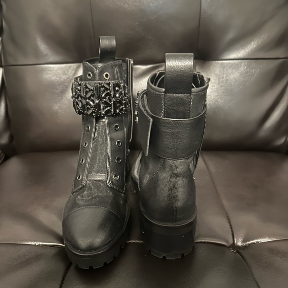 Women's Pippa Lug sole Booties.Karl Lagerfeld. Size7 .Wore once.Good condition - Picture 4 of 5